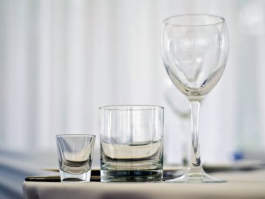 Güzel yemekler iç. Gözlük, kaplamalar ve peçeteler hafif bir arka plan üzerinde ve iç kafe, bar ve restoran ile güzel sofra.