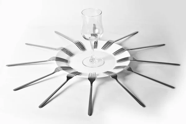 フォークから抽象化です フォームの白や明るい背景上の興味深い 創造的なデザインの様々 な組み合わせでレストラン調理器具付きの美しいテーブルセッティング — ストック写真