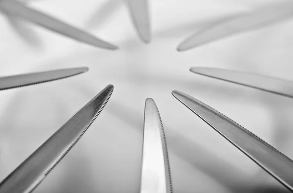 Abstraktion Von Messern Schöne Tischdekoration Mit Restaurantutensilien Verschiedenen Kombinationen Einem — Stockfoto