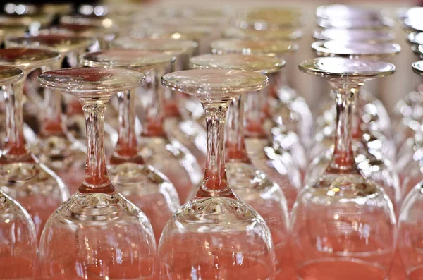 Güzel yemekler iç. Boş ve dolu bardak şarap üzerinde koyu veya açık arka planda iç kafe ve restoran ile güzel sofra.