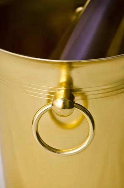 Hermosos Platos Interior Cubo Amarillo Oro Recipiente Para Enfriar Champán —  Fotos de Stock