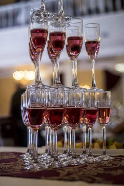Una Bella Tavola Apparecchiata Con Bicchieri Vuoti Pieni Vino Champagne — Foto Stock