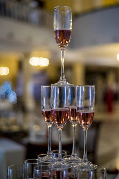 Una Bella Tavola Apparecchiata Con Bicchieri Vuoti Pieni Vino Champagne — Foto Stock