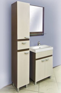 Güzel ve farklı bir konu. Güzel ve şık mobilya banyo ve banyo, ayna, lavabo ve kabin, iç için.
