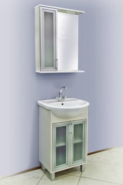 Güzel ve farklı bir konu. Güzel ve şık mobilya banyo ve banyo, ayna, lavabo ve kabin, iç için.