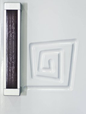 Güzel ve farklı bir konu. Güzel kıvrık metal ve ahşap saplı mobilya.