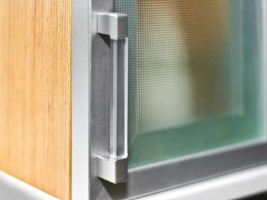 Güzel ve farklı bir konu. Güzel modern cam ve metal alüminyum mobilya çerçevede yüksek teknolojili tarzda ele.