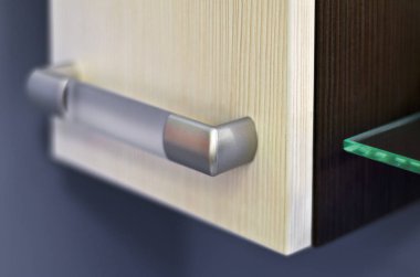 Güzel ve farklı bir konu. Güzel modern cam ve metal alüminyum mobilya çerçevede yüksek teknolojili tarzda ele.
