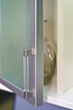 Güzel ve farklı bir konu. Güzel modern cam ve metal alüminyum mobilya çerçevede yüksek teknolojili tarzda ele.