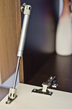 Güzel ve farklı bir konu. Güzel metal geri çekilebilir mekanizması raflar tanıtımı için masa.