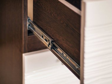 Güzel ve farklı bir konu. Güzel metal geri çekilebilir mekanizması raflar tanıtımı için masa.