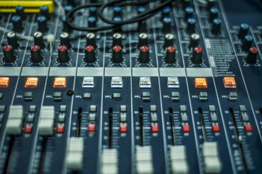 Güzel ve farklı bir konu. Elektronik mikser, synthesizer ve ekolayzır ile amplifikatör.