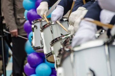 Güzel ve farklı bir konu. Davulcular davul Festivali sırasında kentsel ortamda.