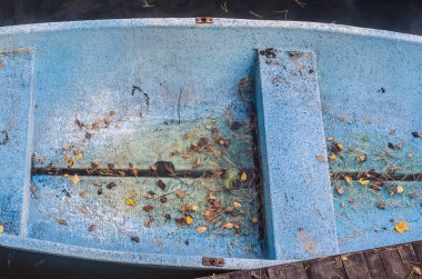 Güzel ve farklı bir konu. Güzel ve klasik mavi teknede kapatın aralığı ve içinde su ile yakın çekim.