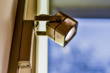 Güzel ve farklı bir konu. Güzel ve estetik elektrik lambaları ve yüksek teknoloji aplikler iç.