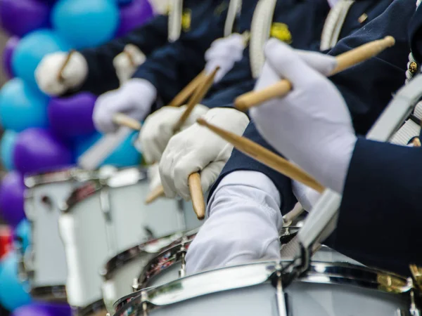 Bonito Diversificado Assunto Bateristas Batem Tambor Ambiente Urbano Durante Festival — Fotografia de Stock