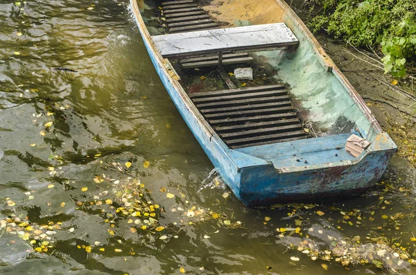 美しいと多様な主題 美しく アンティーク ブルーの川の土手で木製ボート — ストック写真