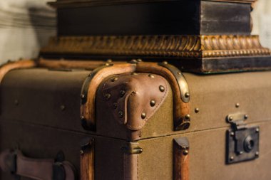 Güzel ve farklı bir konu. Güzel vintage büyük sahte bavul kilitleri ile.