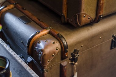 Güzel ve farklı bir konu. Güzel vintage büyük sahte bavul kilitleri ile.