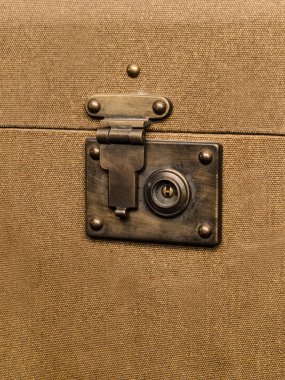 Güzel ve farklı bir konu. Güzel vintage büyük sahte bavul kilitleri ile.