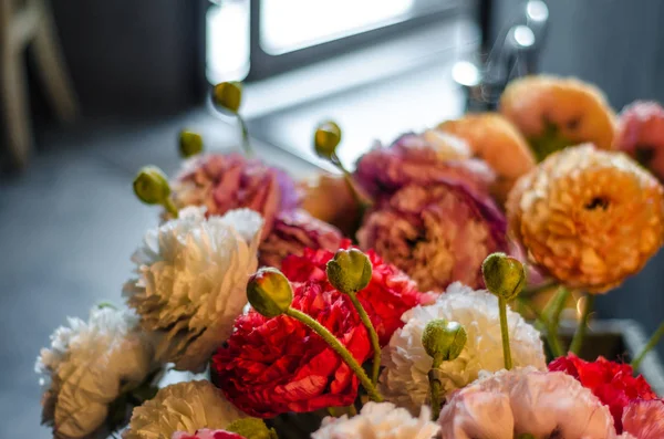 Schönes Und Vielfältiges Thema Schöne Blumen Einem Stilvollen Retro Interieur — Stockfoto