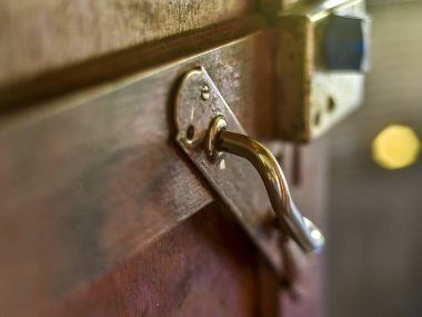 Güzel ve farklı bir konu. Güzel ve özgün vintage retro kolu ve aksesuarları, tutucu bir tahta üzerinde eski kapı boyalı.