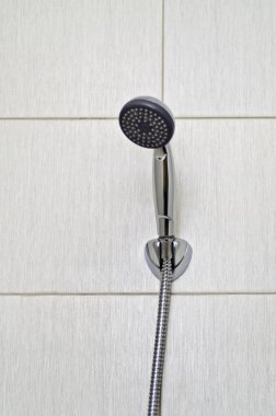 Güzel ve farklı bir konu. Güzel ve pahalı bağlantı parçaları ve parlak metal sıhhi tesisat musluk, duş ve banyo, seramik duvar arka plan üzerinde musluk unsurları.