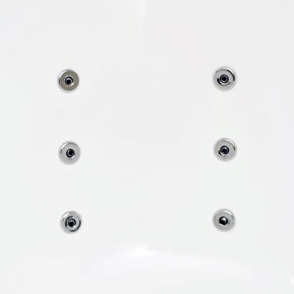 美しいと多様な主題 美しい高価なバス スイミング プール 浴室の光沢のある金属継手でジャグジー ホワイト — ストック写真