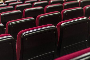 Güzel ve farklı bir konu. Bir tiyatro, sinema ve diğer kamu kuruluş üst üste karanlık bir arka plan karşı yumuşak kumaş döşeme içinde güzel antika koltuklar kırmızıdır.