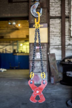 Güzel ve farklı bir konu. Acımasız ve sert zincirleri ve metal fabrika ve endüstriyel manzara tesislerinde fabrika arka plan iplere.