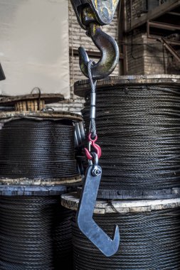Güzel ve farklı bir konu. Acımasız ve sert zincirleri ve metal fabrika ve endüstriyel manzara tesislerinde fabrika arka plan iplere.