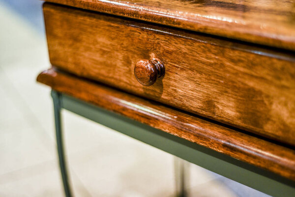 Мбаппе и разнообразная тема. Старинный деревянный стол и шкаф с ящиками и аксессуарами в стиле ретро в темном интерьере
.