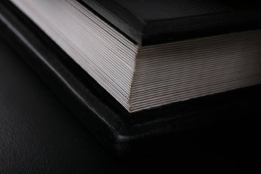 Güzel ve farklı bir konu. Güzel ve pahalı şık kitap ve albümler, fotoğraf albümleri için bellek ve bir beyaz ve açık arka plan üzerinde fotoğrafları kaydetme.