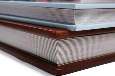 Güzel ve farklı bir konu. Güzel ve pahalı şık kitap ve albümler, fotoğraf albümleri için bellek ve bir beyaz ve açık arka plan üzerinde fotoğrafları kaydetme.