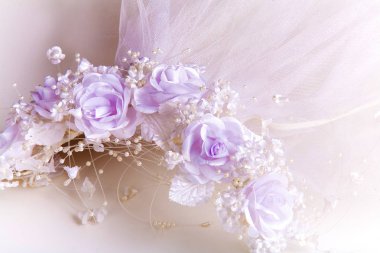 Güzel ve özgün peçe ve yarı saydam beyaz ve Lila ve Lila tül ve organze çiçekler, güller, tomurcukları, yaprakları şeklinde dekor ile gelin için cape.