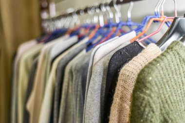 Güzel ve farklı bir konu. Üst üste bir askı güzel ve orijinal kıyafetlere.