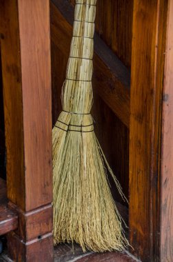 Güzel ve farklı bir konu. Güzel ve özgün eski, vintage vintage retro süpürge ve doğal saman ve twigs ahşap iç ve arka plan karşı yapılmış paspas.