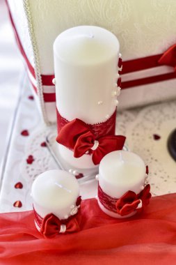 Güzel ve farklı bir konu. Dekor ve dekorasyon üzerinden bağlı kırmızı ipek dantel kurdeleler ile güzel ve orijinal mum.