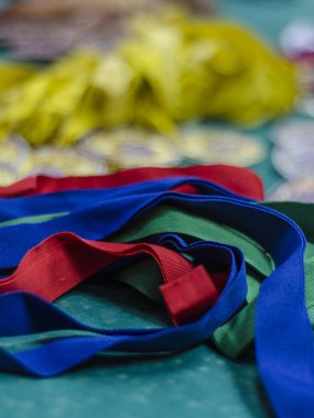 Güzel ve farklı bir konu. Güzel ve özgün spor şeritler ve bir kanat güzel saten kurdeleler ve masada bir yığın yalan.