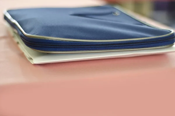 美丽多样的主题 美丽而原始的蓝色色情和手袋拉链 躺在粉红色的桌布和织物在内部 — 图库照片