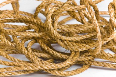 Güzel ve farklı bir konu. Güzel ve ucuz, ucuz ip ve kenevir ve beyaz zemin üzerine Jüt halat.