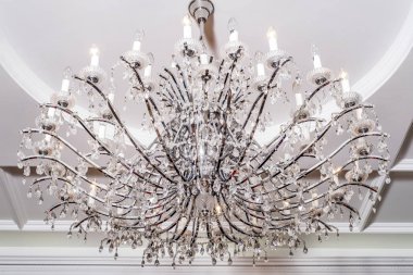 Güzel ve farklı bir konu. Güzel ve pahalı genel büyük avize salonu, tiyatro, hafif bir arka plan üzerinde genel iç.