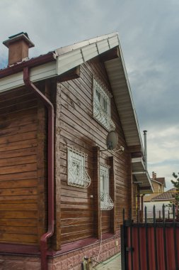 Güzel ve farklı bir konu. Güzel ve özgün görünümü ve bir ilginç ev, yazlık, villa ve doğada bulutlu bir gökyüzü arka plan üzerinde Ahşap Bina arka plan.