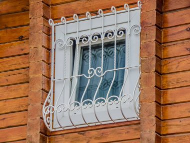 Güzel ve farklı bir konu. Güzel ve özgün görünümü ve ilginç bir ahşap bina ve bir pencere niteliğine çubuklarla arka plan.