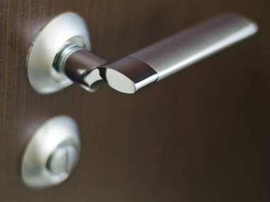 Güzel ve farklı bir konu. Güzel ve özgün bir görünüm ve ilginç bir metal kapı kolu, tutucu ve iç kilit bağlantı parçaları için arka plan.