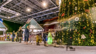 Dinamikleri güzel tatil. Novosibirsk, Rusya - 4 Ocak 2018: Sergi merkezinin büyük salonunda yeni yıl kutlamaları.