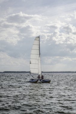 Güzel arka plan ve görünümü, manzara ve ufuk ve Yelkenli yaz aylarında ve güneşli bir deniz yüzeyi Panoraması.
