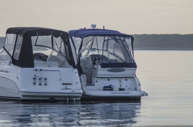 Güzel arka plan ve görünümü, manzara ve tekneler ve yaz aylarında ve güneşli bir deniz ve göl üzerinde yelken tekne Panoraması.