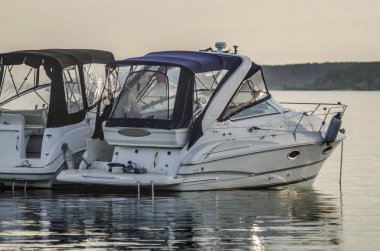 Güzel arka plan ve görünümü, manzara ve tekneler ve yaz aylarında ve güneşli bir deniz ve göl üzerinde yelken tekne Panoraması.