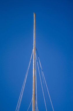 Güzel tekneler, yelkenli gemiler ve arma. Güzel arka plan ve görünümü, manzara ve yelken yaz aylarında ve güneşli bir arma mavi gökyüzü ile Panoraması.